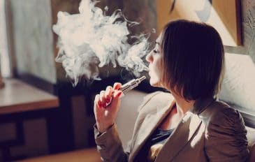 Mulher fumando cigarro eletrônico