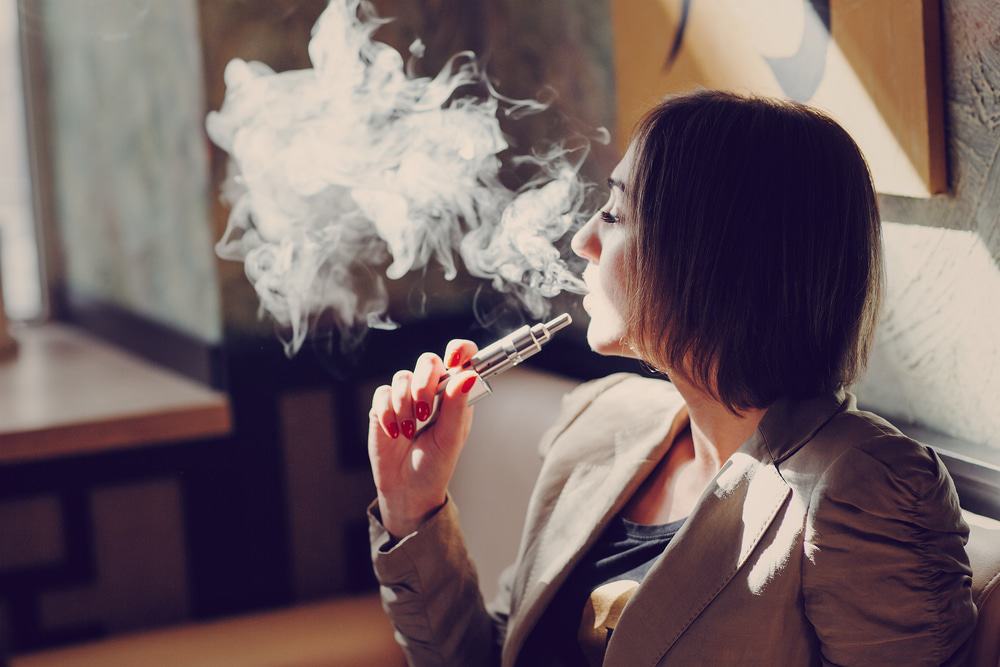 Cigarros eletrônicos possuem níveis perigosos de substâncias sintéticas de resfriamento, diz estudo
