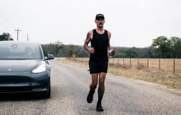 Homem x Tesla Model 3: corredor de ultramaratona supera veículo em distância