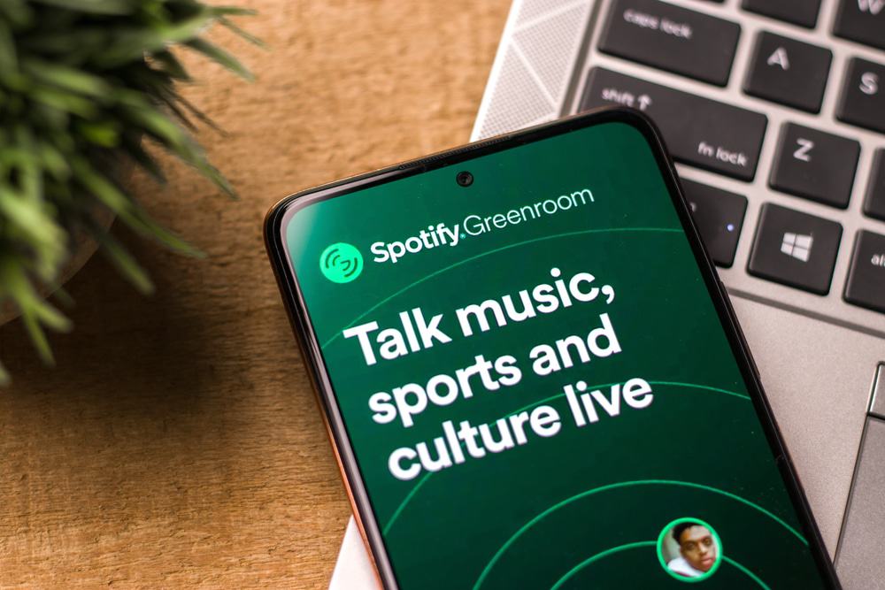 Logo do Spotify Greenroom na tela de um celular; Spotify altera nome de serviço de streaming de áudio ao vivo