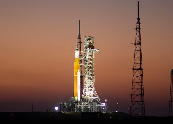 Abastecimento do SLS, que vai levar a missão Artemis-1 para a Lua na plataforma 39B do Kennedy Space Center em Cabo Canaveral, Flórida