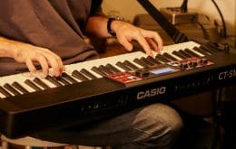 Novo teclado da Casio tem tecnologia de síntese vocal e reprodução de letras junto da música