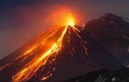 Veja imagens impressionantes do vulcão Etna cuspindo lava durante forte erupção