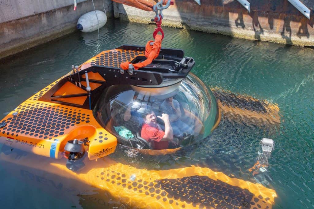 Maior iate do mundo recebe submarino de mergulho tripulado que pode chegar a 2.300 metros de profundidade