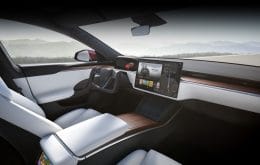 Tela móvel no painel do Tesla Model S gira para se posicionar para passageiro ou motorista