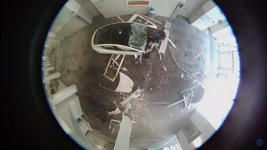 Tesla capturado por câmera interna do prédio atingido