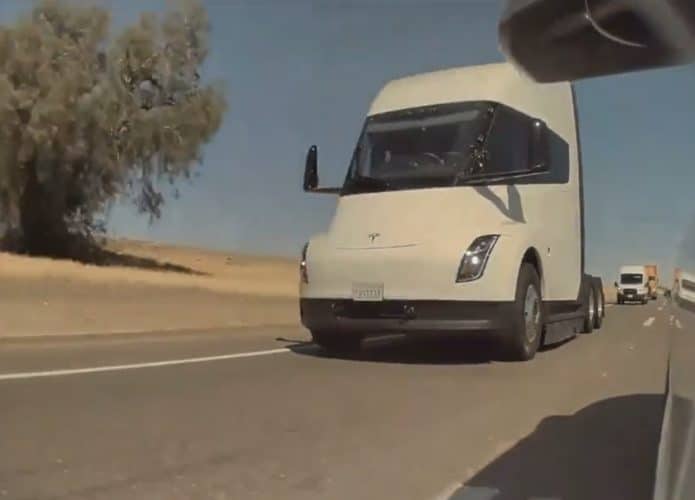 Caminhão da Tesla flagrado em rodovia americana