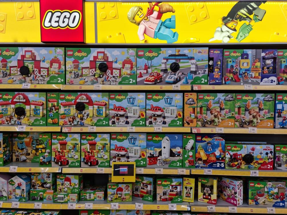 Produtos da marca Lego expostos nas prateleiras de uma loja em Moscou, Rússia.