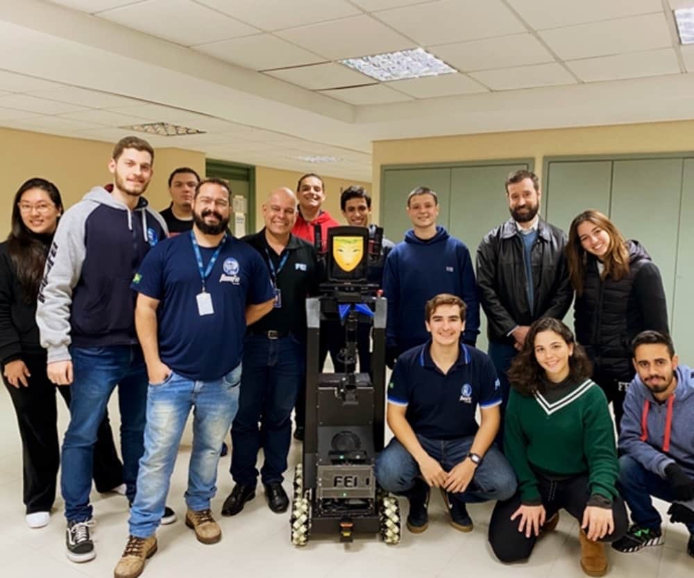 Equipe brasileira apresenta robô-cuidador doméstico e vence mundial de robótica