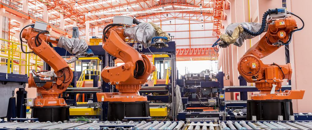robôs industriais em fábrica