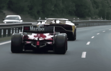 Cópia de carro de Fórmula 1 é visto acelerando em rodovia