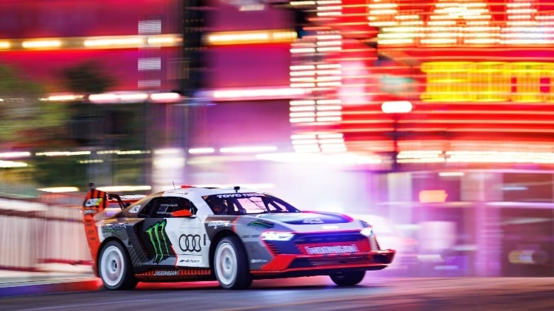 Experimente a adrenalina de uma corrida de carros elétricos em uma pista  profissional onde veículos elétricos de última geração competem lado a lado  gerado por ia