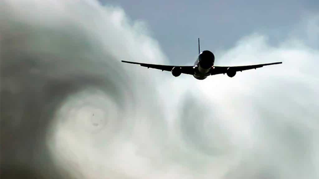 Avião deixando redemoinhos de nuvens para trás