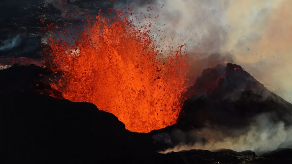 Maior vulcão do mundo em erupção