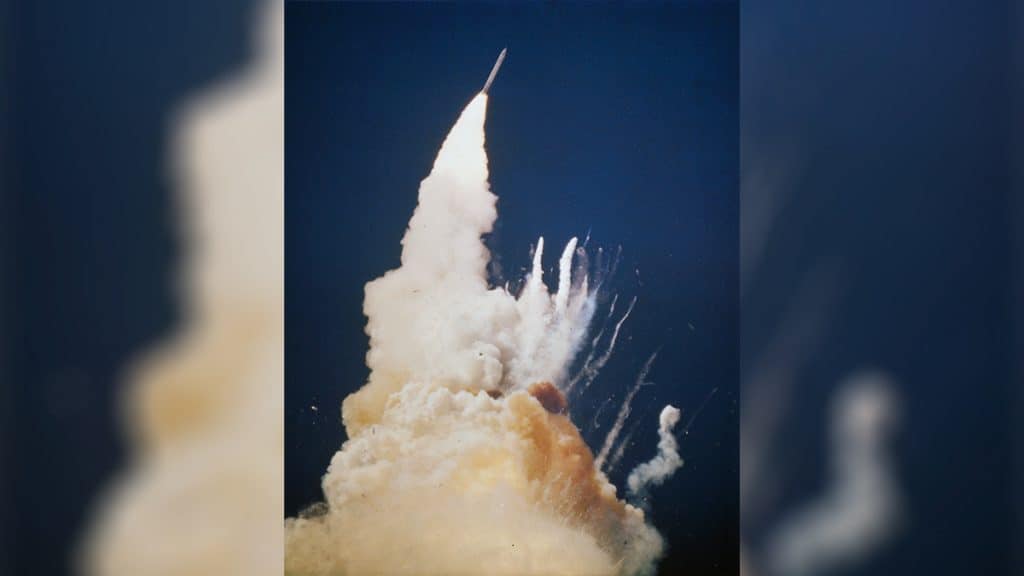 Explosão do ônibus espacial Challenger logo após seu lançamento