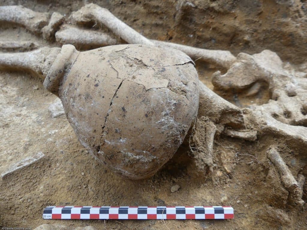 Jarro-de-ceramica-encontrado-em-necropole-de-Paris-1024x768 Sepulturas são encontradas durante obras em estação de trem na França