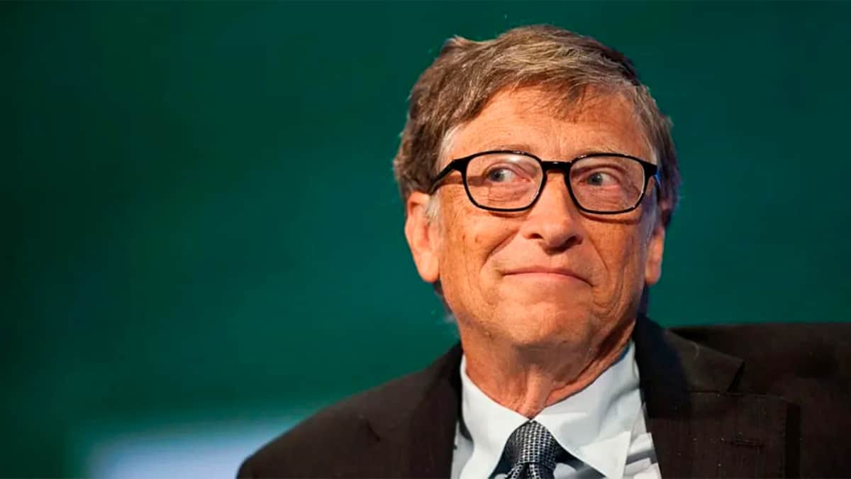 Bill Gates olhando para o lado durante palestra