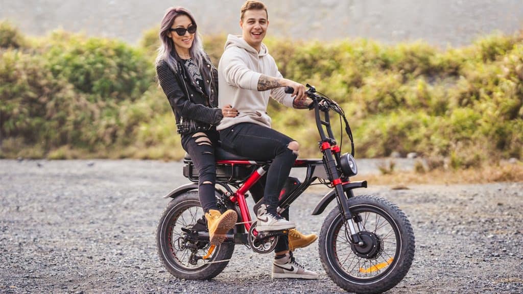 Imagem da e-bike Ariel Rider Grizzly com casal em cima