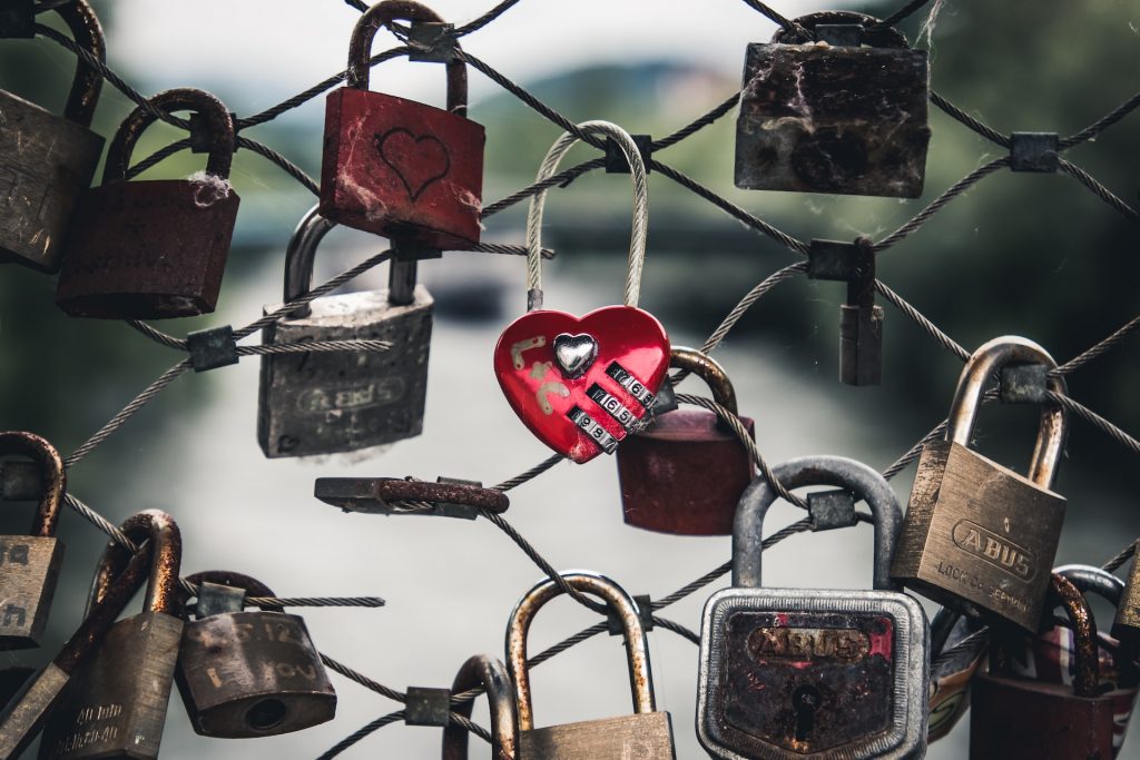 Love locks, prática de fechar cadeados em pontes para simbolizar amor eterno. Foto: Quaritsch Photography/Unsplash