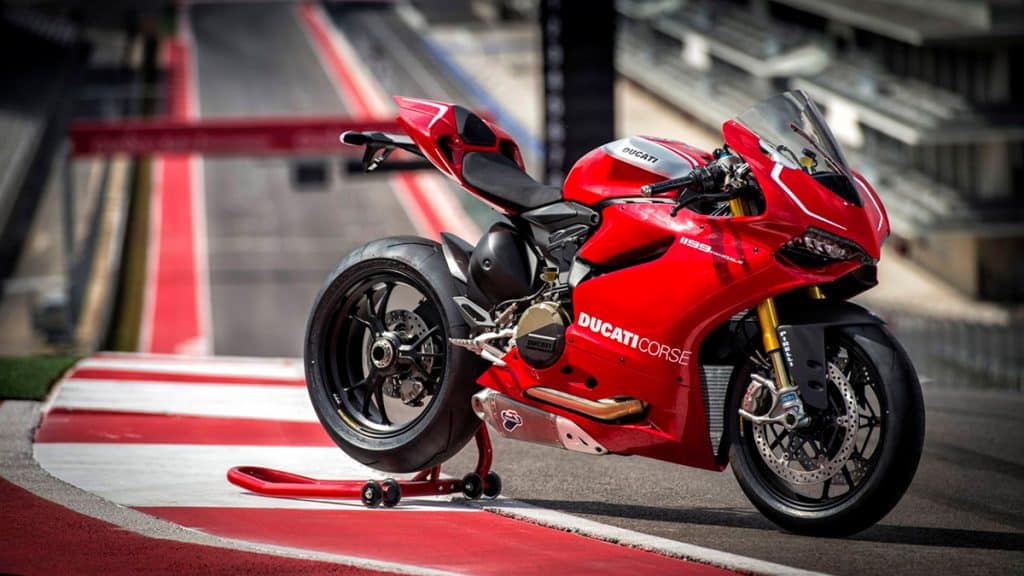 Visão de lado da Ducati 1199 Panigale R, uma das motos mais rápidas do mundo