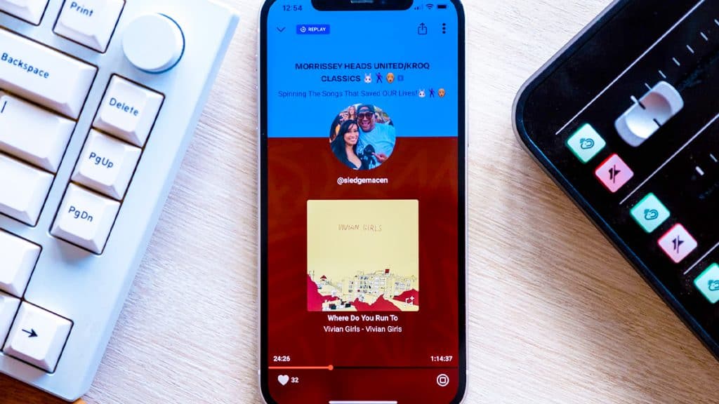 iPhone com Amazon Amp aberto colocado sobre mesa