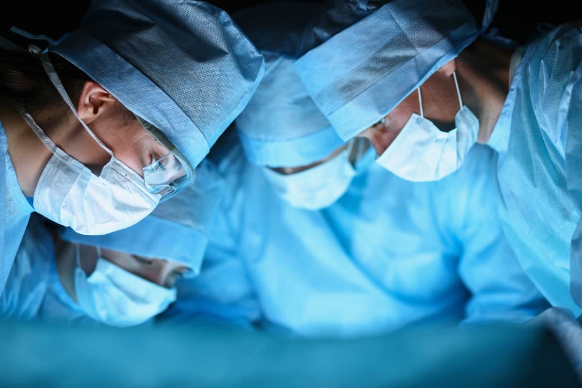 Cirurgiões realizam primeiro transplante de útero bem-sucedido do Reino Unido