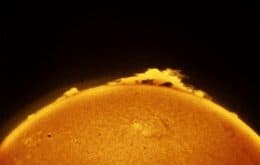 Quais são os possíveis efeitos que o jato de plasma solar pode causar na Terra?
