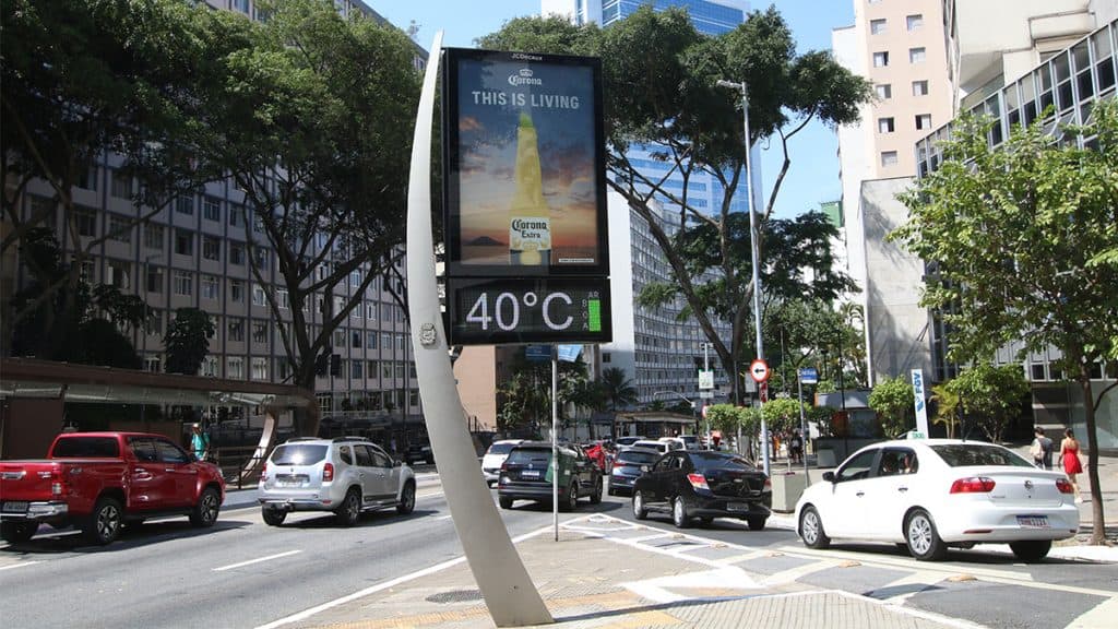 Termômetro marcando 40 graus num dia marcado por muito calor na cidade de São Paulo