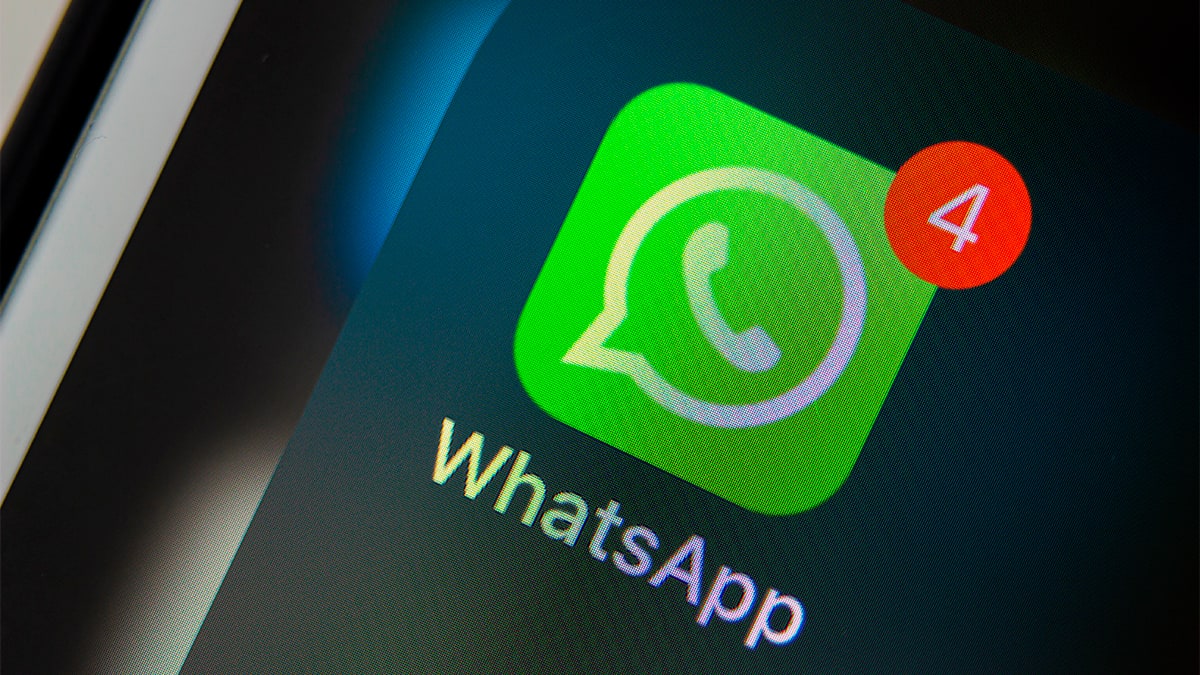 Ícone do WhatsApp com número sinalizando quatro mensagens novas num iPhone