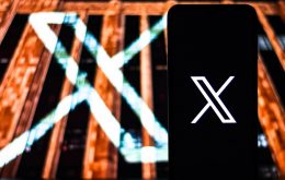 Apple suspende publicidade no X devido ao aumento do antissemitismo