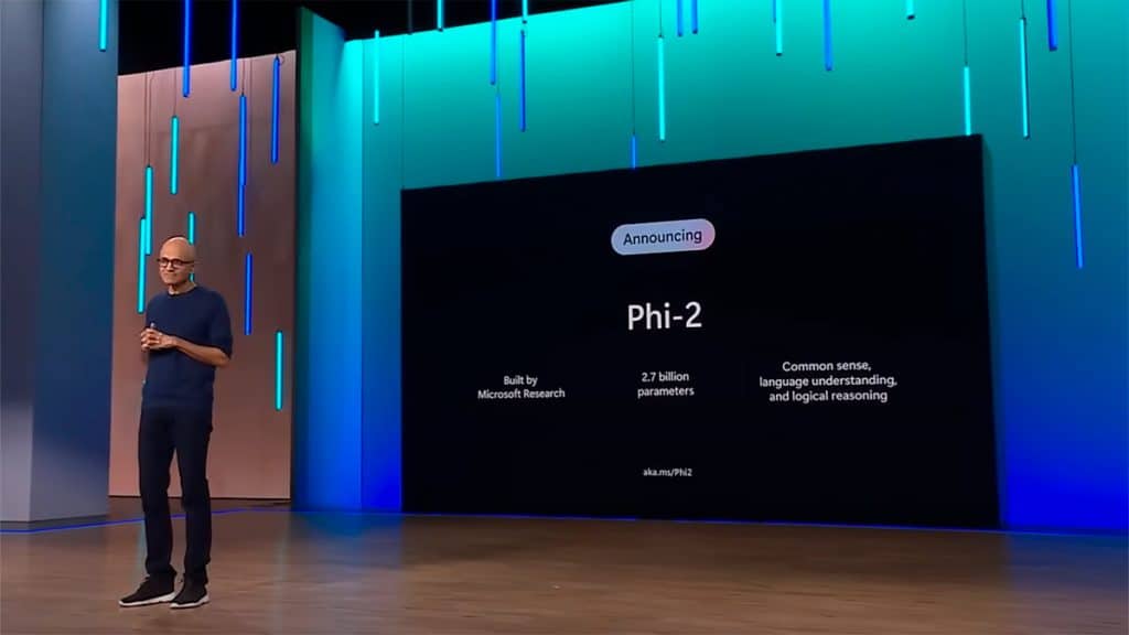 CEO da Microsoft durante apresentação do novo modelo de IA da empresa, o Phi-2
