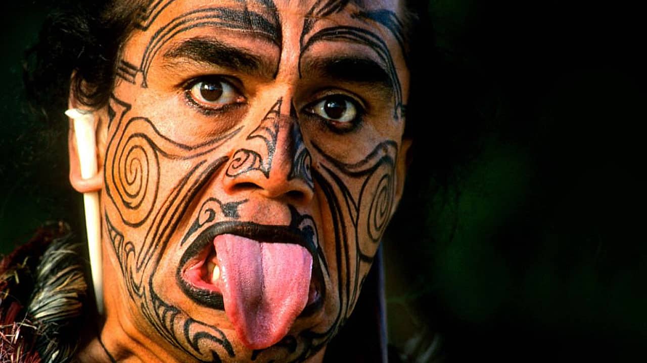 Homem maori com tatuagens no rosto