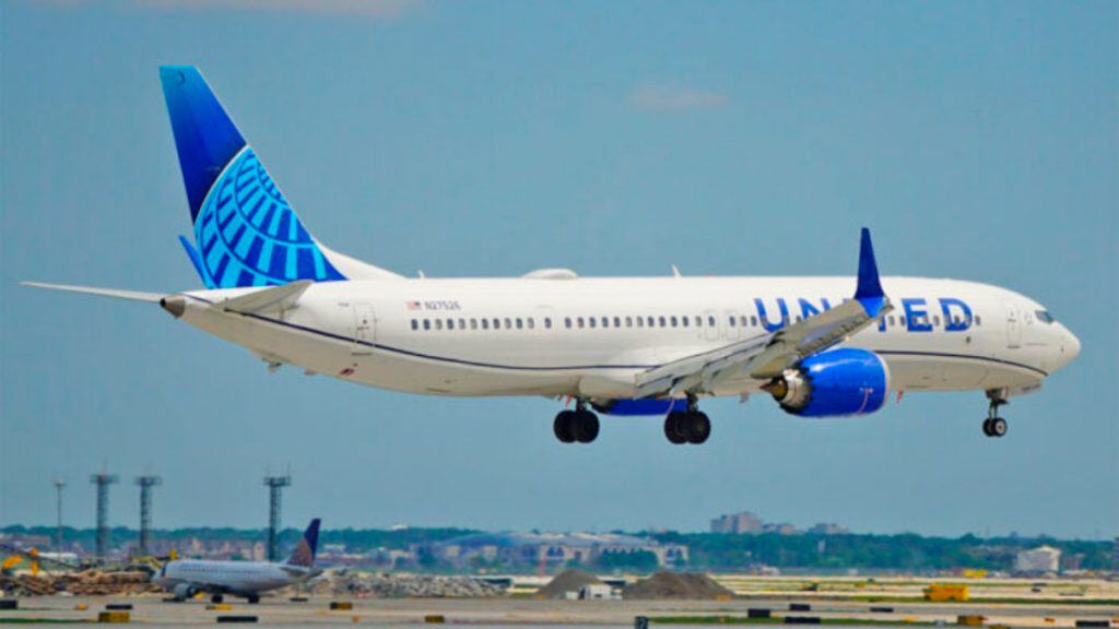 Avião Boeing 737 Max 9 da United Airlines pousando em aeroporto